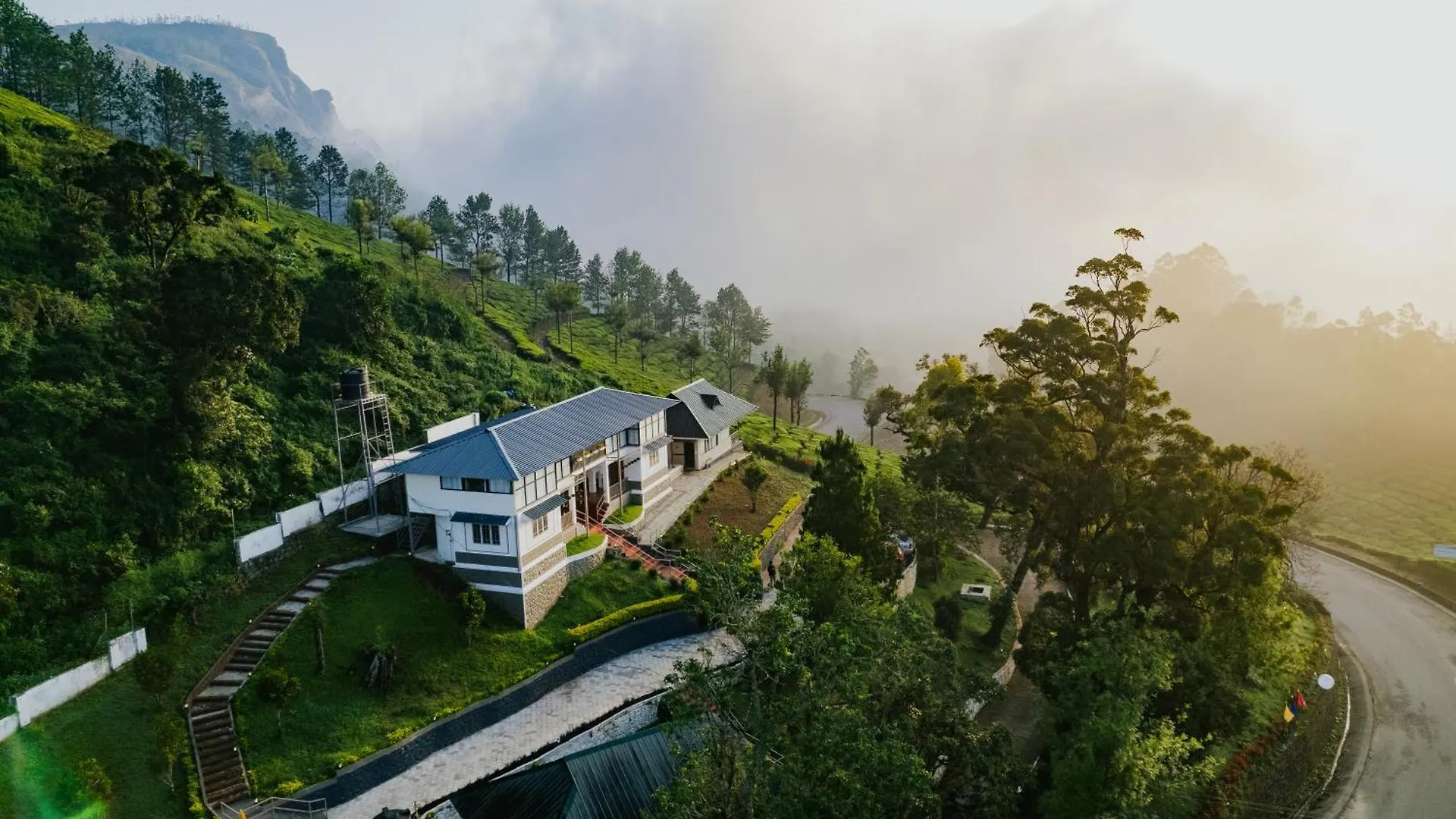 Misty Courtyard Resort Chinnakanal