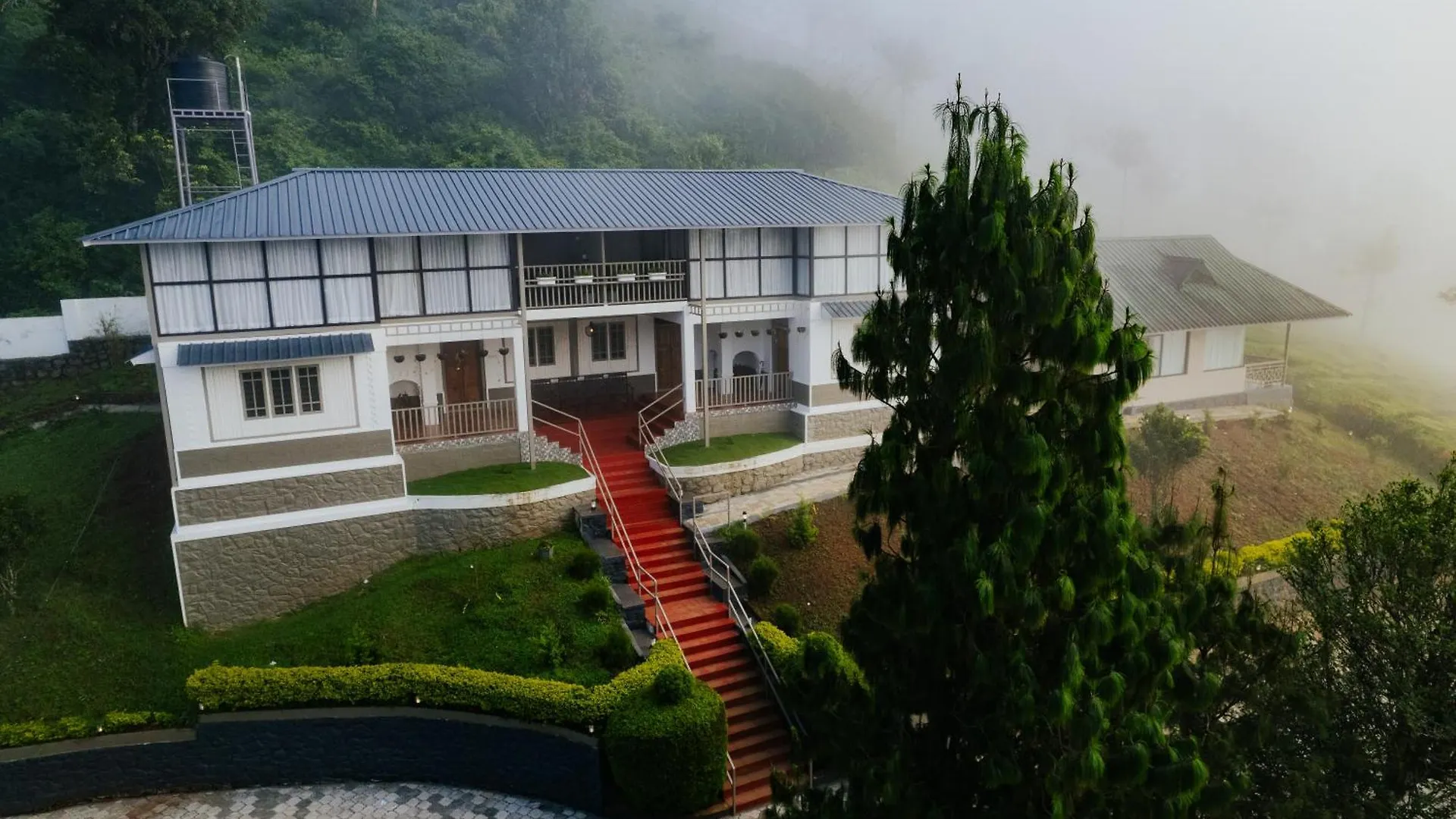 Misty Courtyard Resort Chinnakanal